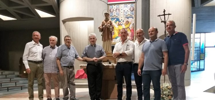 In dono alla parrocchia la portantina per la statua di Santo Stefano